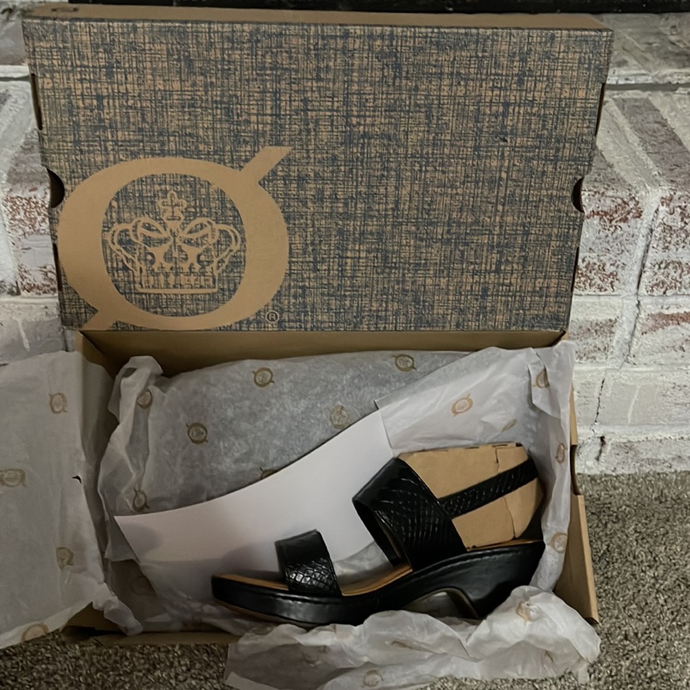 Born Shoes Atzel in black.